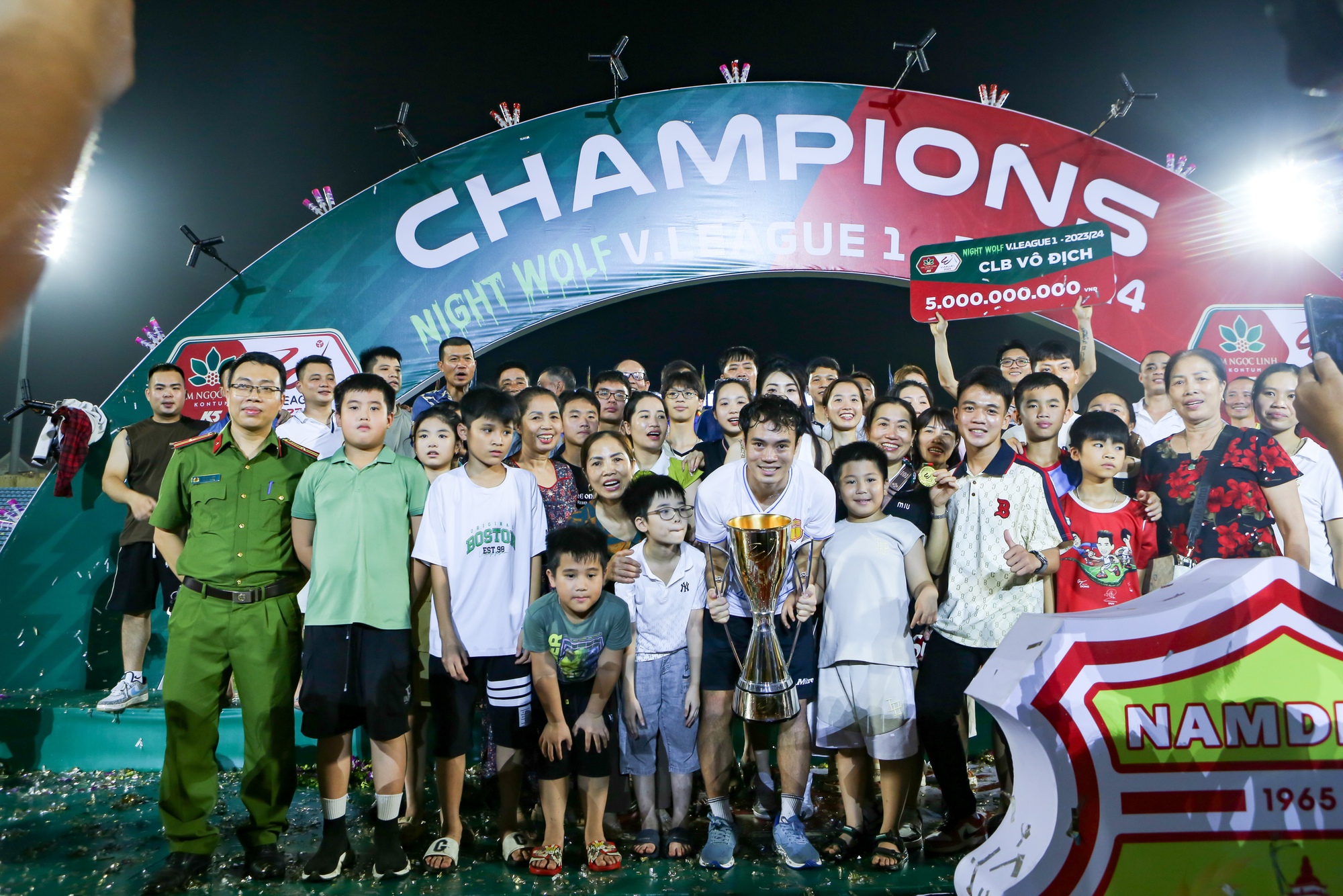 Dàn WAGs đọ sắc trong ngày Nam Định vô địch V.League, gia đình Văn Toàn độc nhất vô nhị - Ảnh 2.