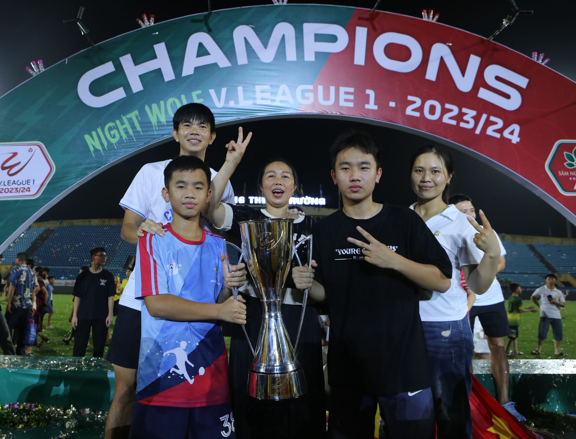 Dàn WAGs đọ sắc trong ngày Nam Định vô địch V.League, gia đình Văn Toàn độc nhất vô nhị - Ảnh 9.