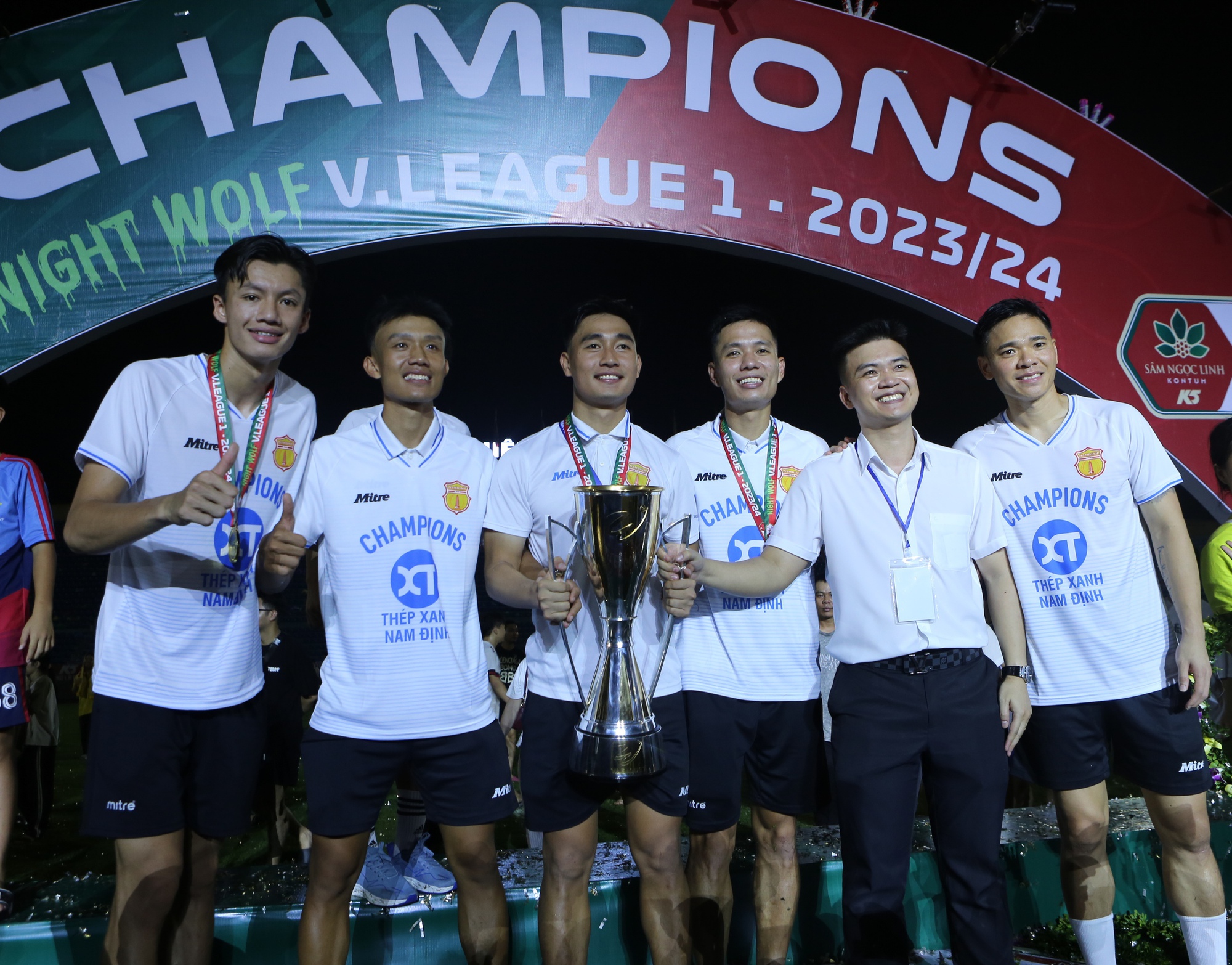 Dàn WAGs đọ sắc trong ngày Nam Định vô địch V.League, gia đình Văn Toàn độc nhất vô nhị - Ảnh 11.
