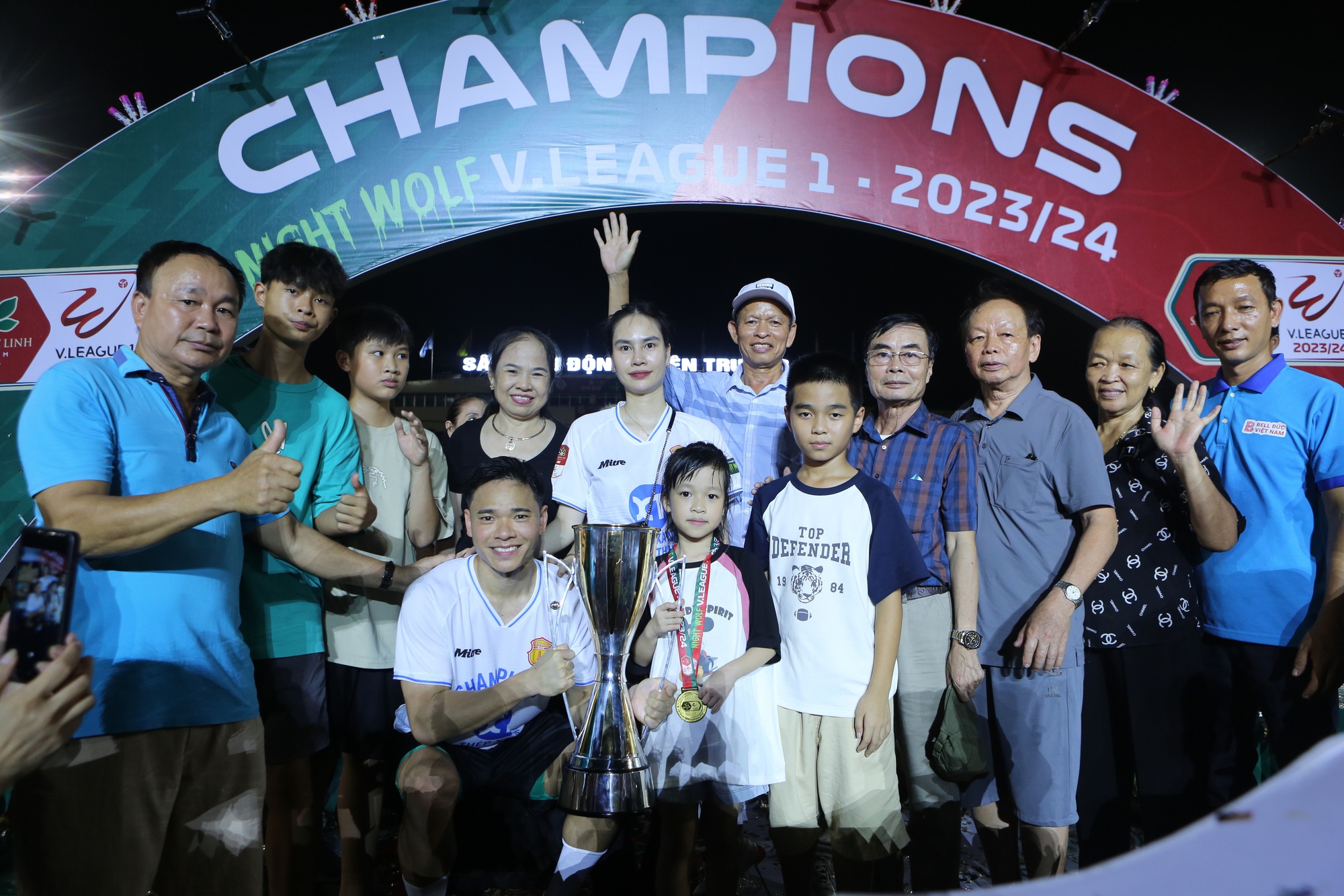 Dàn WAGs đọ sắc trong ngày Nam Định vô địch V.League, gia đình Văn Toàn độc nhất vô nhị - Ảnh 6.