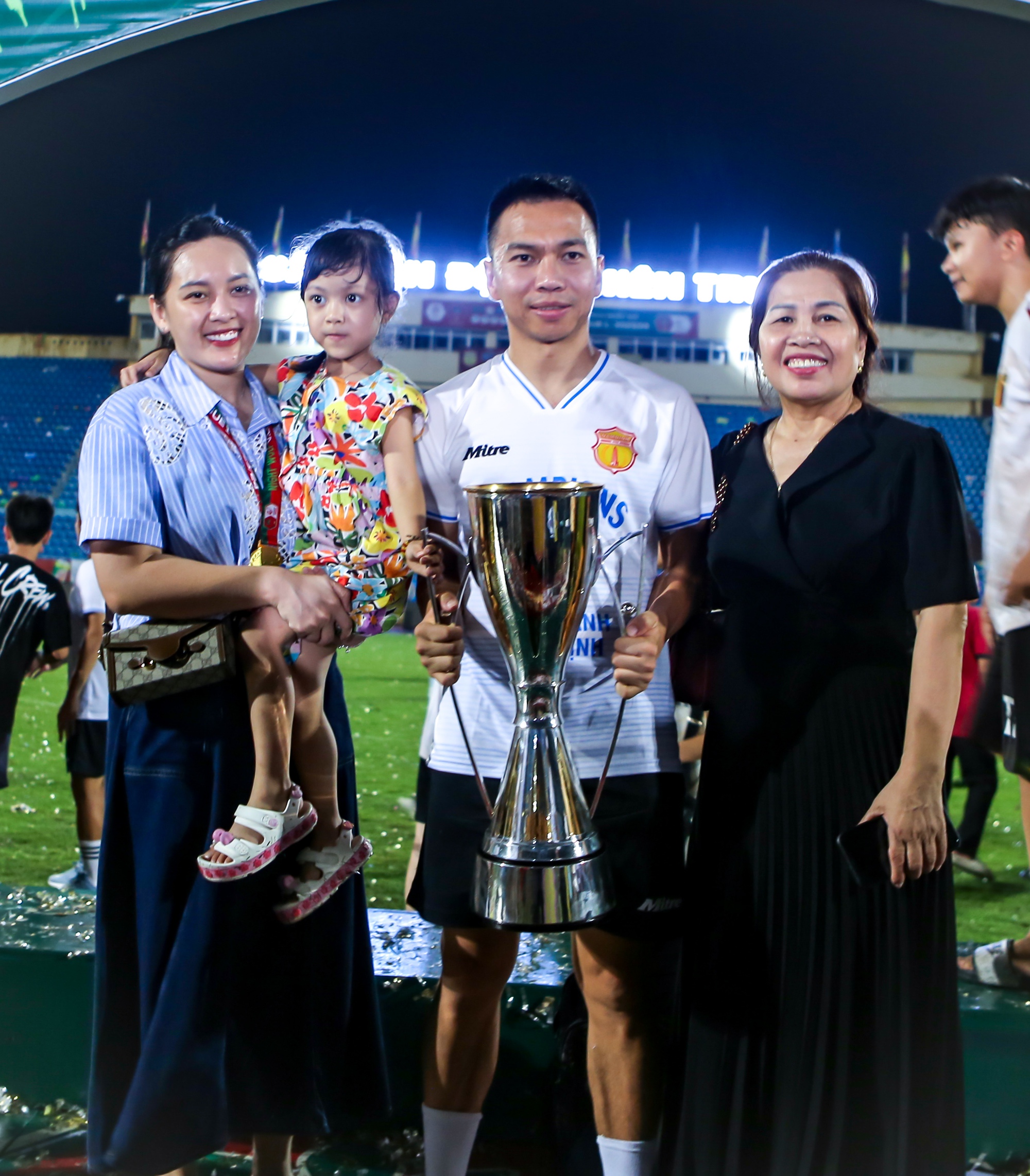 Dàn WAGs đọ sắc trong ngày Nam Định vô địch V.League, gia đình Văn Toàn độc nhất vô nhị - Ảnh 10.