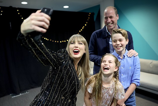 Công chúa Charlotte gây sốt khi giống hệt cố Nữ vương Elizabeth II trong bức ảnh selfie cùng Taylor Swift- Ảnh 3.