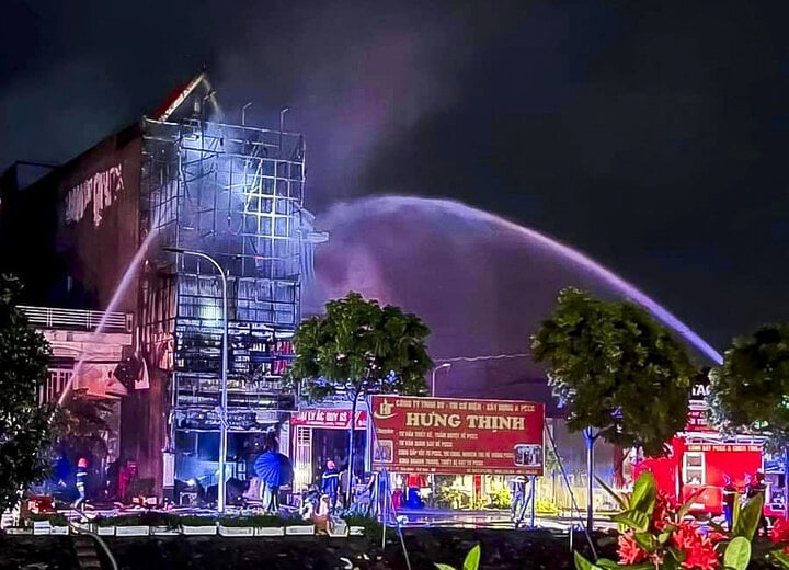 Cháy cửa hàng điện máy ở Nam Định, 4 người kịp thoát nạn - Ảnh 2.