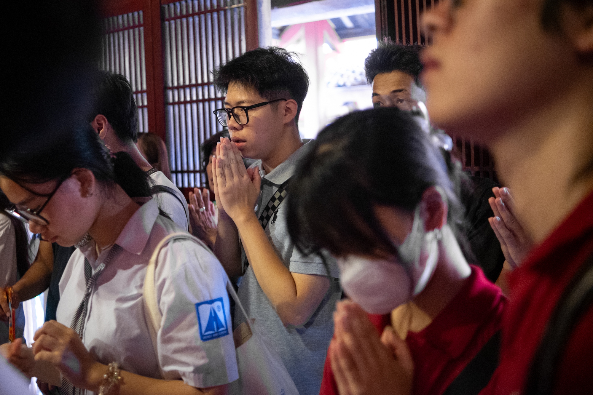 Sĩ tử đội mưa vượt hơn 50km đến Văn Miếu - Quốc Tử Giám cầu may mắn trước kỳ thi tốt nghiệp THPT 2024 - Ảnh 17.