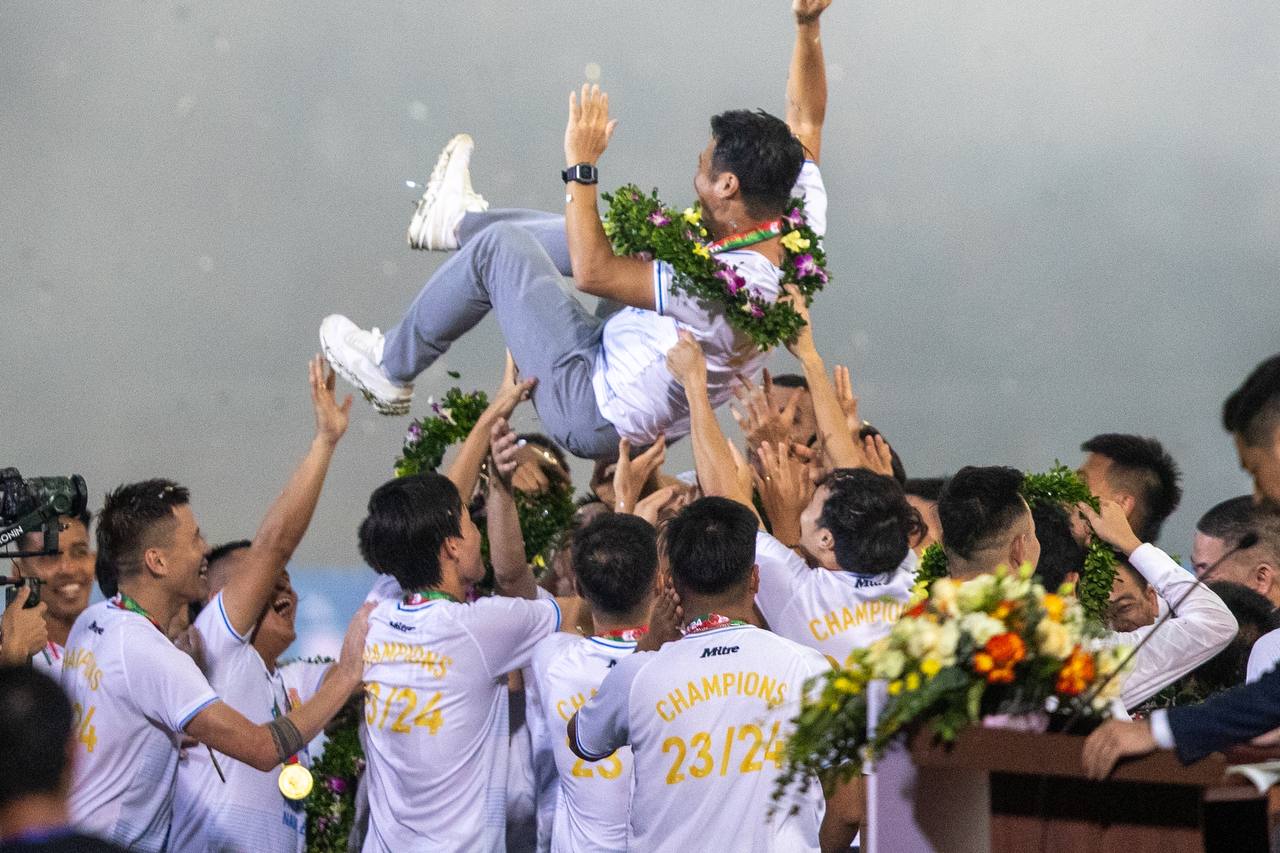 Dàn WAGs đọ sắc trong ngày Nam Định vô địch V.League, gia đình Văn Toàn độc nhất vô nhị - Ảnh 12.
