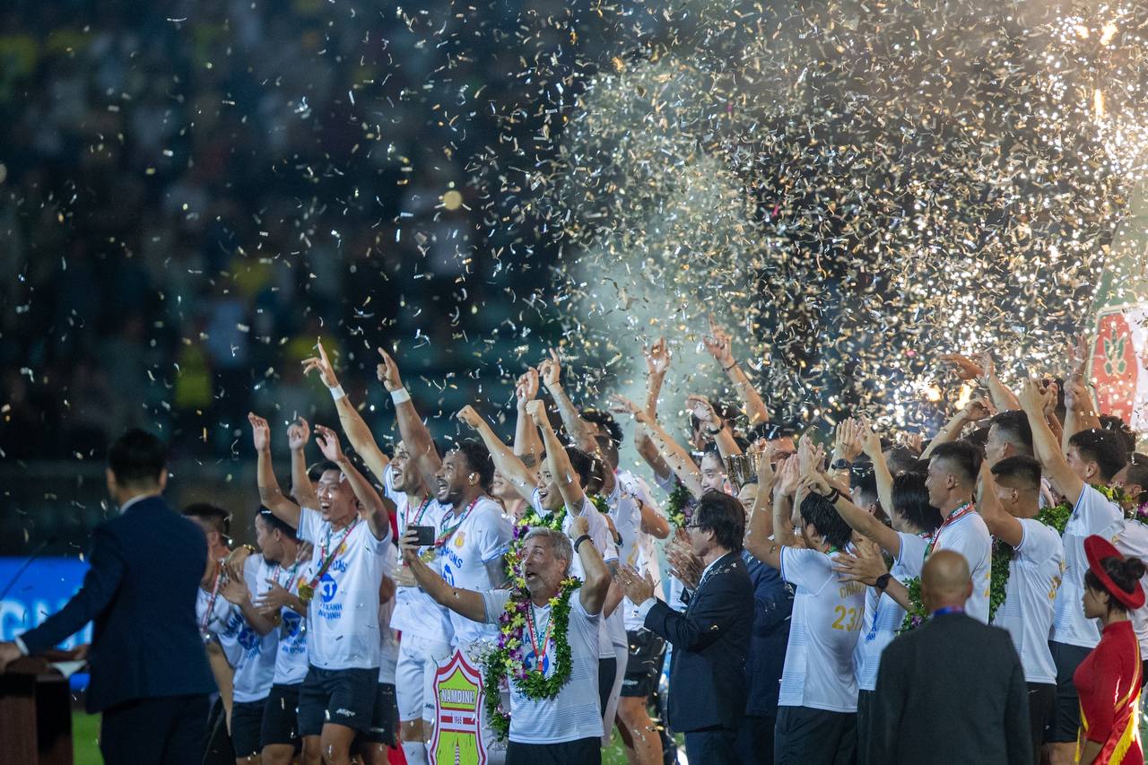 Dàn WAGs đọ sắc trong ngày Nam Định vô địch V.League, gia đình Văn Toàn độc nhất vô nhị - Ảnh 14.
