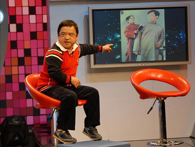 Sao nam thấp nhất showbiz: Chỉ cao 1m28 nhưng cực đào hoa, lấy tới 4 vợ trẻ đẹp - Ảnh 3. Sao nam thấp nhất showbiz: Chỉ cao 1m28 nhưng cực đào hoa, lấy tới 4 vợ trẻ đẹp - Ảnh 3.