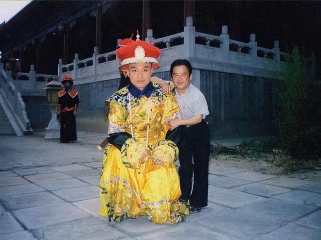 Sao nam thấp nhất showbiz: Chỉ cao 1m28 nhưng cực đào hoa, lấy tới 4 vợ trẻ đẹp - Ảnh 2. Sao nam thấp nhất showbiz: Chỉ cao 1m28 nhưng cực đào hoa, lấy tới 4 vợ trẻ đẹp - Ảnh 2.