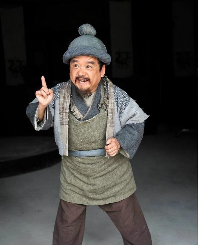 Sao nam thấp nhất showbiz: Chỉ cao 1m28 nhưng cực đào hoa, lấy tới 4 vợ trẻ đẹp - Ảnh 1. Sao nam thấp nhất showbiz: Chỉ cao 1m28 nhưng cực đào hoa, lấy tới 4 vợ trẻ đẹp - Ảnh 1.