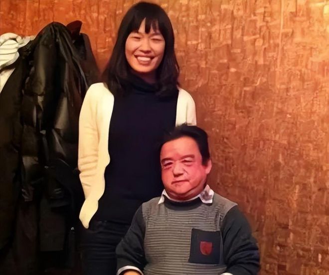 Sao nam thấp nhất showbiz: Chỉ cao 1m28 nhưng cực đào hoa, lấy tới 4 vợ trẻ đẹp - Ảnh 5. Sao nam thấp nhất showbiz: Chỉ cao 1m28 nhưng cực đào hoa, lấy tới 4 vợ trẻ đẹp - Ảnh 5.