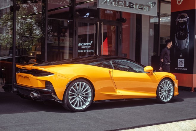 Hot girl 9X đời đầu tặng McLaren GT cho ông xã nhân dịp sinh nhật: Giá không dưới 16 tỷ đồng, là xe chính hãng độc nhất Việt Nam - Ảnh 7.