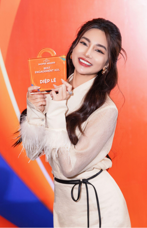 Diệp Lê được vinh danh với giải thưởng Best Engagement KOL tại Shopee Award 2023 - Ảnh 1.