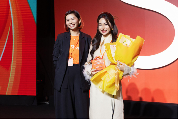 Diệp Lê được vinh danh với giải thưởng Best Engagement KOL tại Shopee Award 2023 - Ảnh 2.