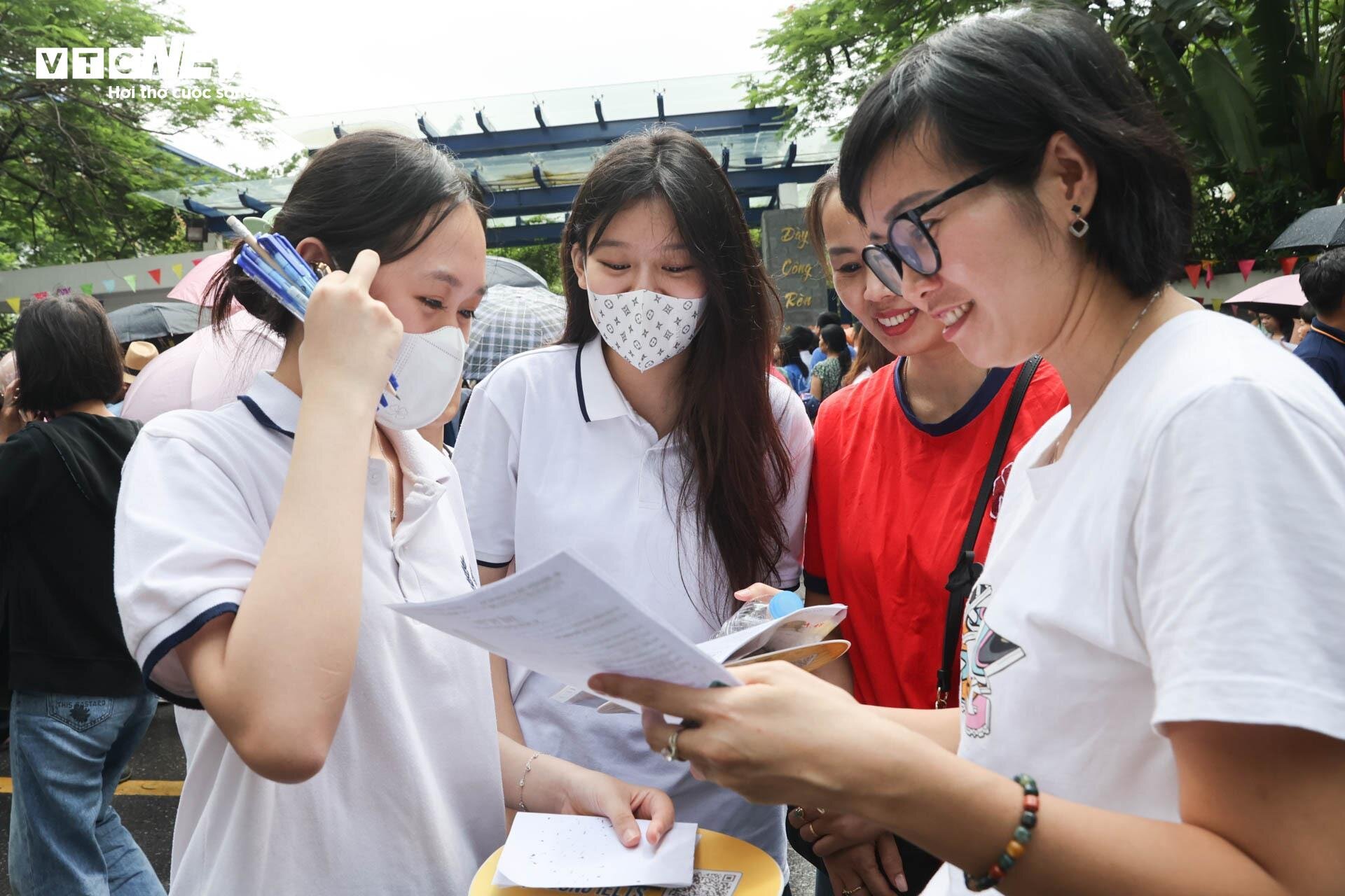 &quot;Trúng tủ&quot; đề Văn tốt nghiệp, thí sinh mừng rơi nước mắt viết liền 8 trang giấy - Ảnh 4.