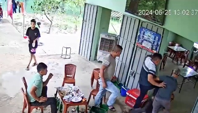 VIDEO: Cán bộ xã cầm cốc bia đánh vào đầu người khác tại quán nhậu - Ảnh 3. VIDEO: Cán bộ xã cầm cốc bia đánh vào đầu người khác tại quán nhậu - Ảnh 3.