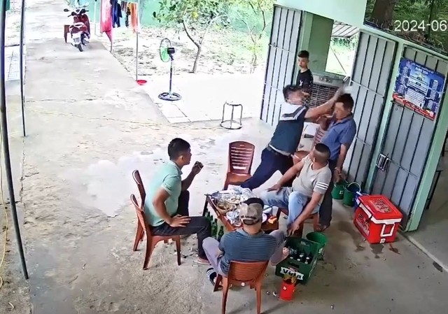 VIDEO: Cán bộ xã cầm cốc bia đánh vào đầu người khác tại quán nhậu - Ảnh 1. VIDEO: Cán bộ xã cầm cốc bia đánh vào đầu người khác tại quán nhậu - Ảnh 1.