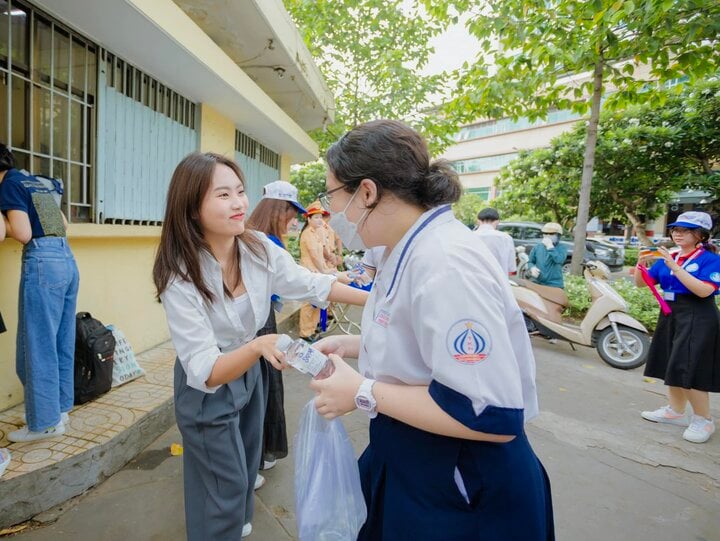 Phương Mỹ Chi giản dị đi phát nước, tiếp sức sĩ tử thi tốt nghiệp THPT 2024 - Ảnh 3.