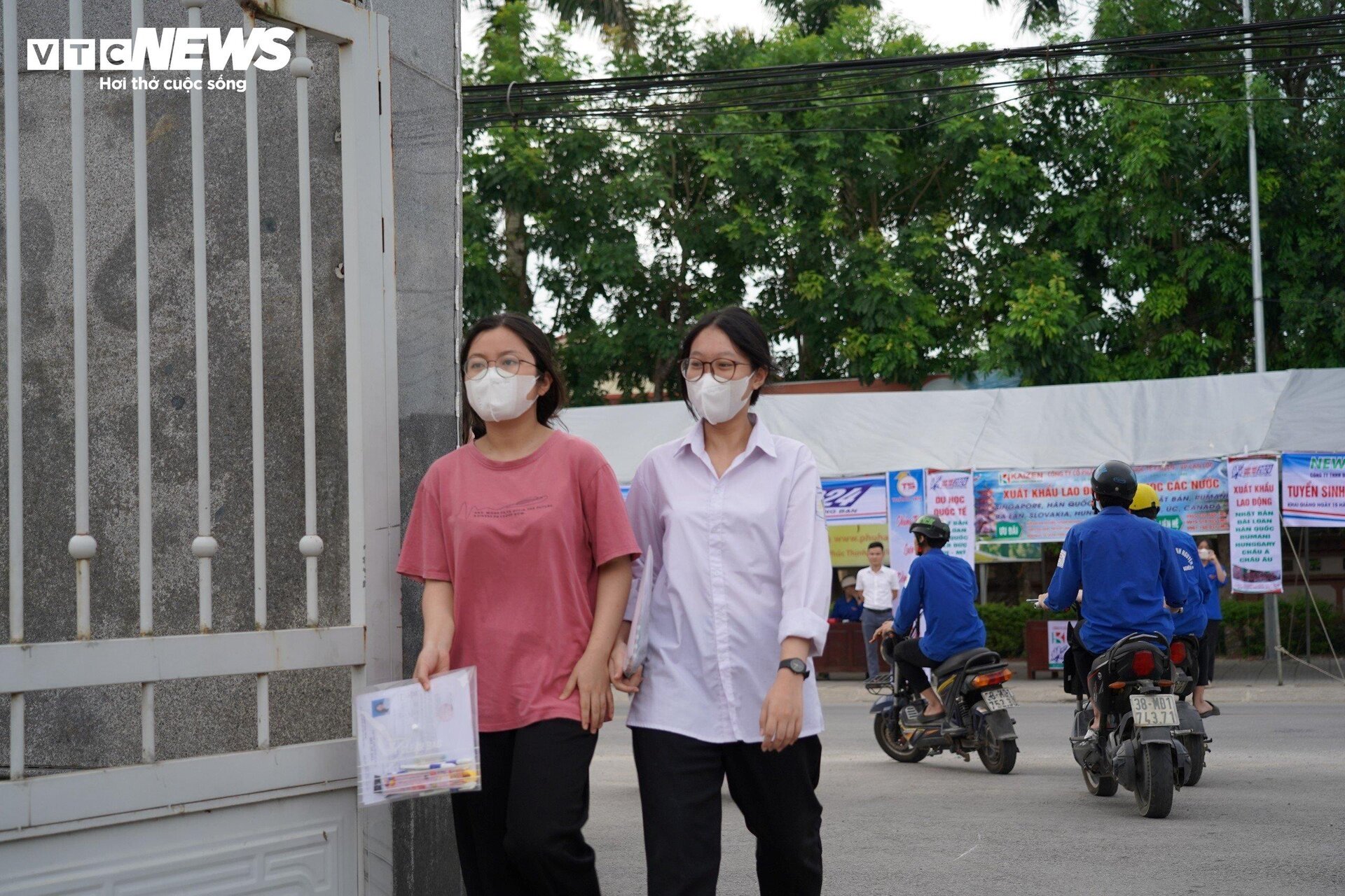 &quot;Trúng tủ&quot; đề Văn tốt nghiệp, thí sinh mừng rơi nước mắt viết liền 8 trang giấy - Ảnh 12.