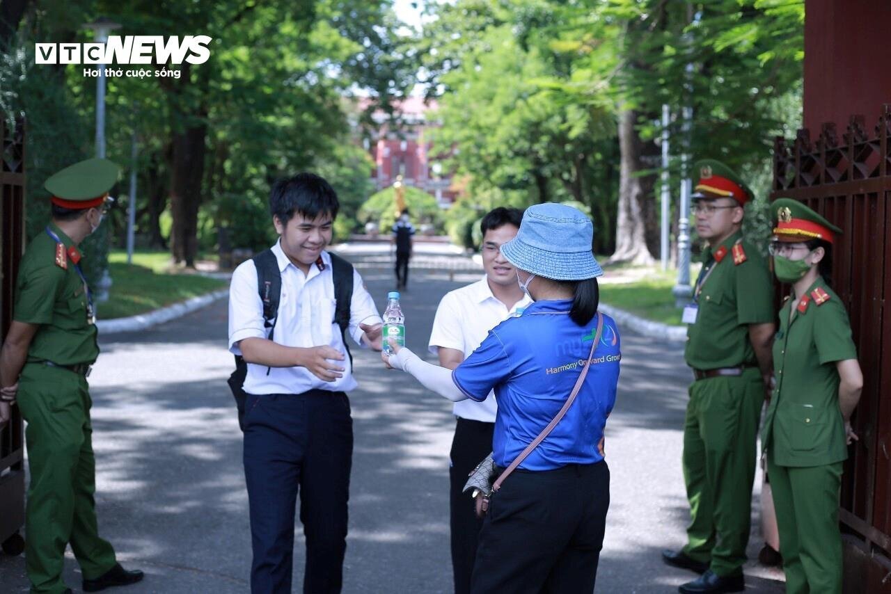 &quot;Trúng tủ&quot; đề Văn tốt nghiệp, thí sinh mừng rơi nước mắt viết liền 8 trang giấy - Ảnh 8.