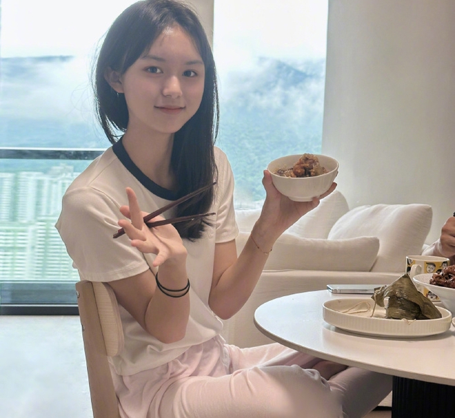 Sao nhí đẹp nhất Trung Quốc gây sốt với visual quá đỉnh ở tuổi 15, từ nhỏ đến lớn chưa từng biết xấu là gì - Ảnh 11. Sao nhí đẹp nhất Trung Quốc gây sốt với visual quá đỉnh ở tuổi 15, từ nhỏ đến lớn chưa từng biết xấu là gì - Ảnh 11.