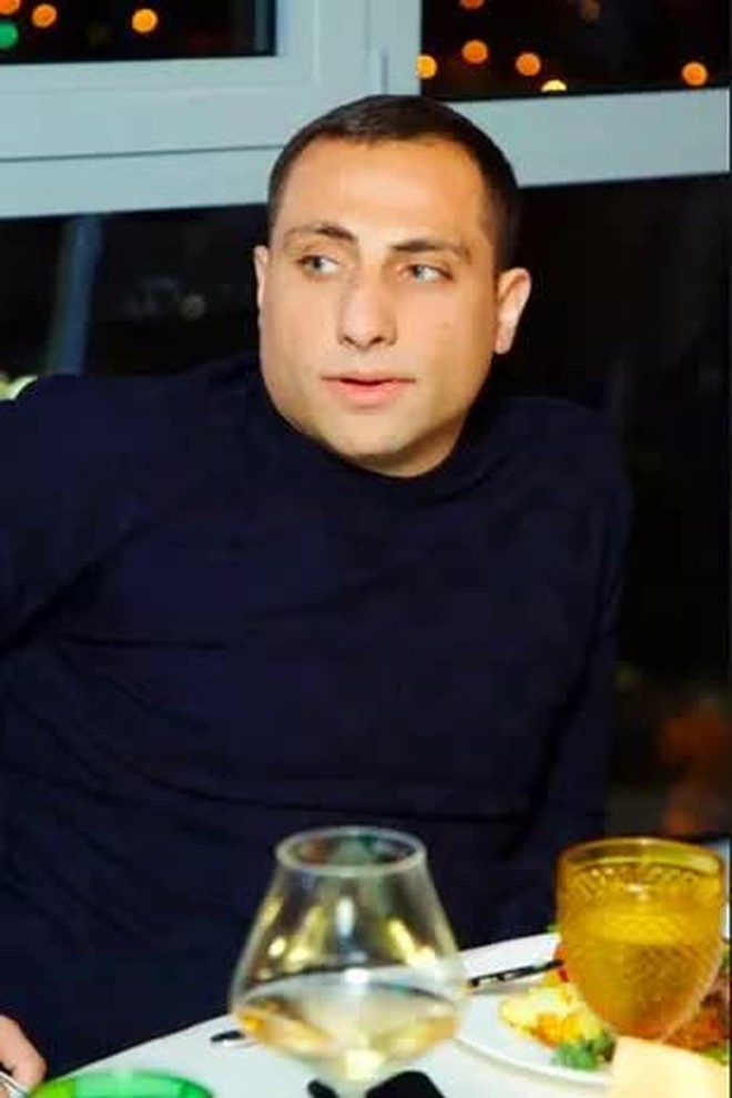 Kinh ho&agrave;ng khoảnh khắc người đ&agrave;n &ocirc;ng lao thẳng chiếc BMW từ tầng 3 xuống vỡ n&aacute;t, nghi tự vẫn c&ugrave;ng người t&igrave;nh đang mang thai - Ảnh 2.