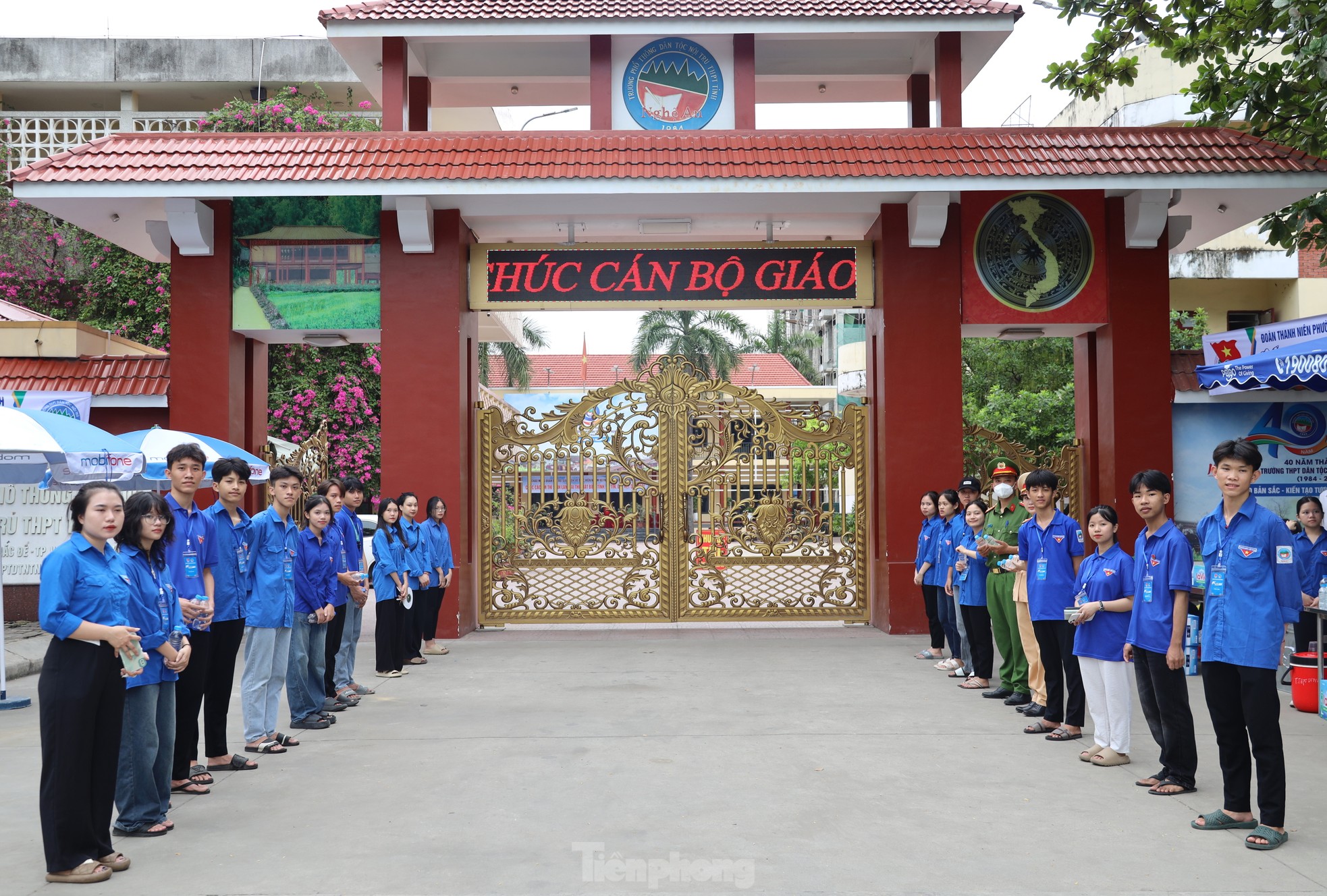 Phụ huynh vượt hơn 100km xuống phố động viên con, cháu thi tốt - Ảnh 4.