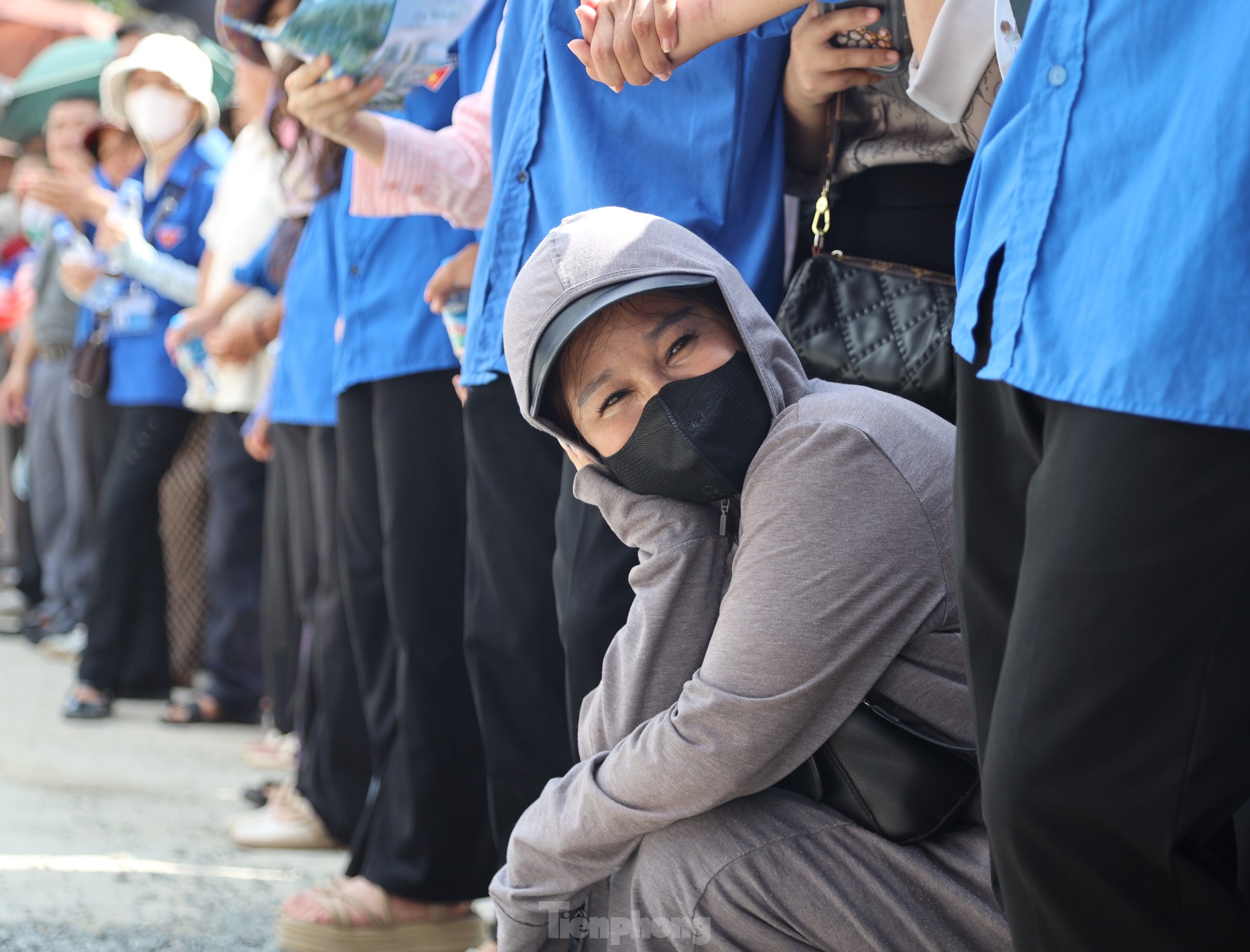 Phụ huynh vượt hơn 100km xuống phố động viên con, cháu thi tốt - Ảnh 11.