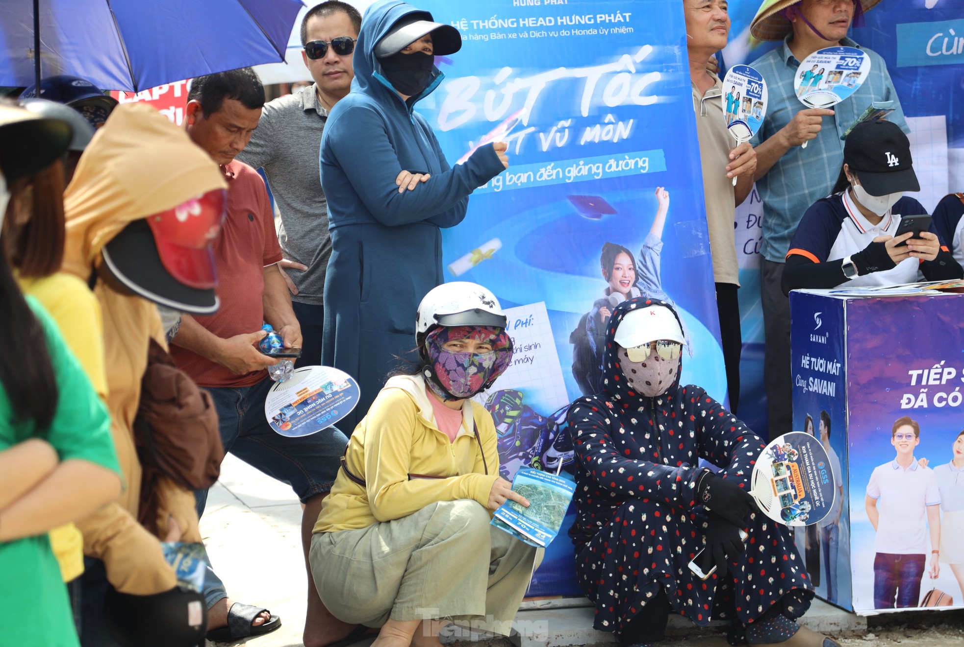 Phụ huynh vượt hơn 100km xuống phố động viên con, cháu thi tốt - Ảnh 2.