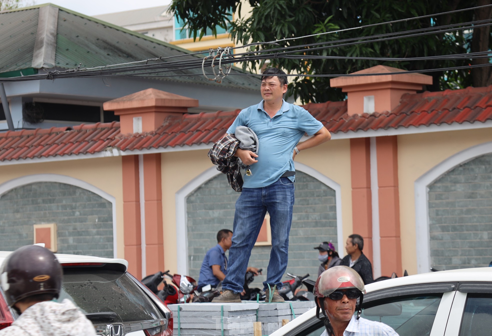 Phụ huynh vượt hơn 100km xuống phố động viên con, cháu thi tốt - Ảnh 10.