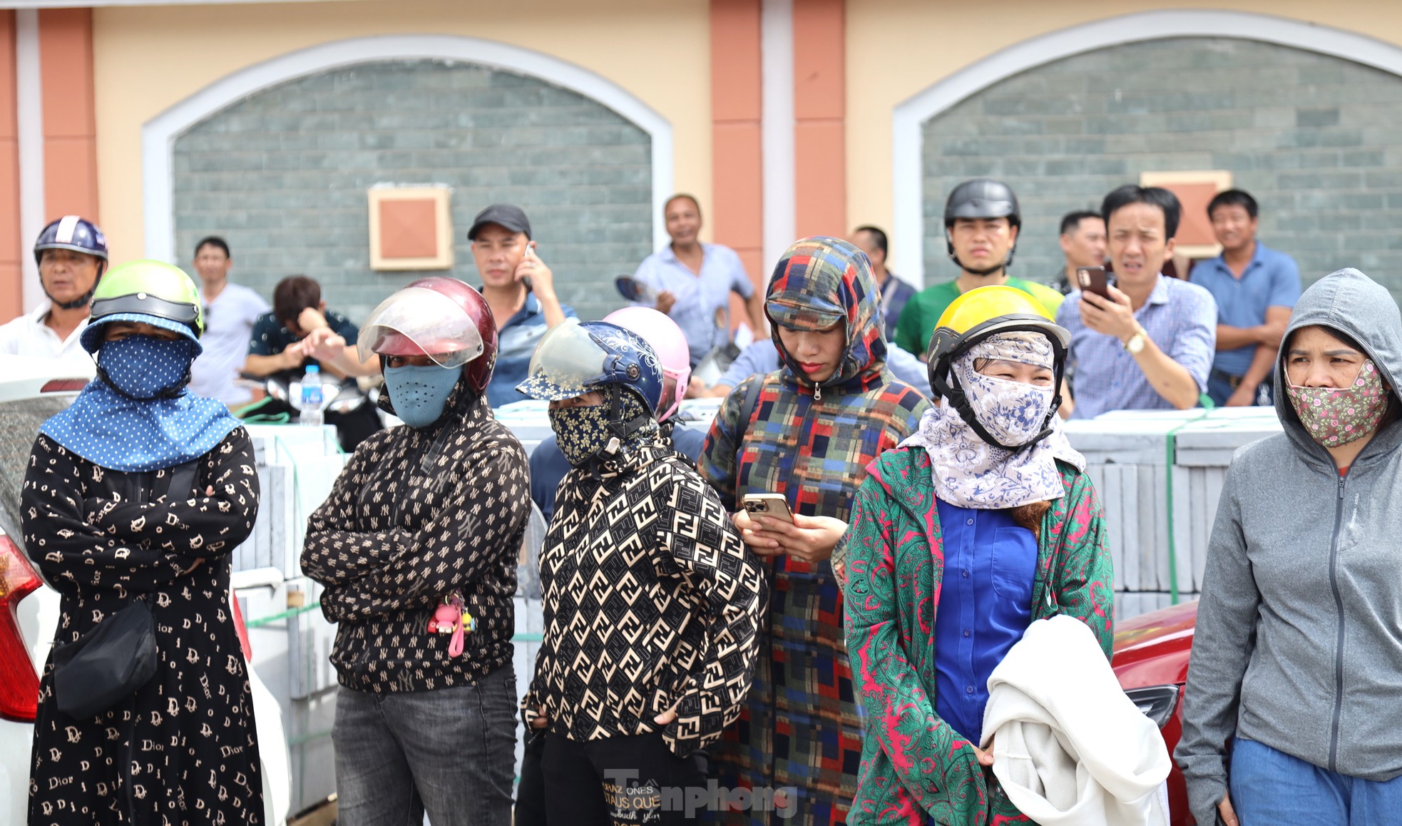 Phụ huynh vượt hơn 100km xuống phố động viên con, cháu thi tốt - Ảnh 3.