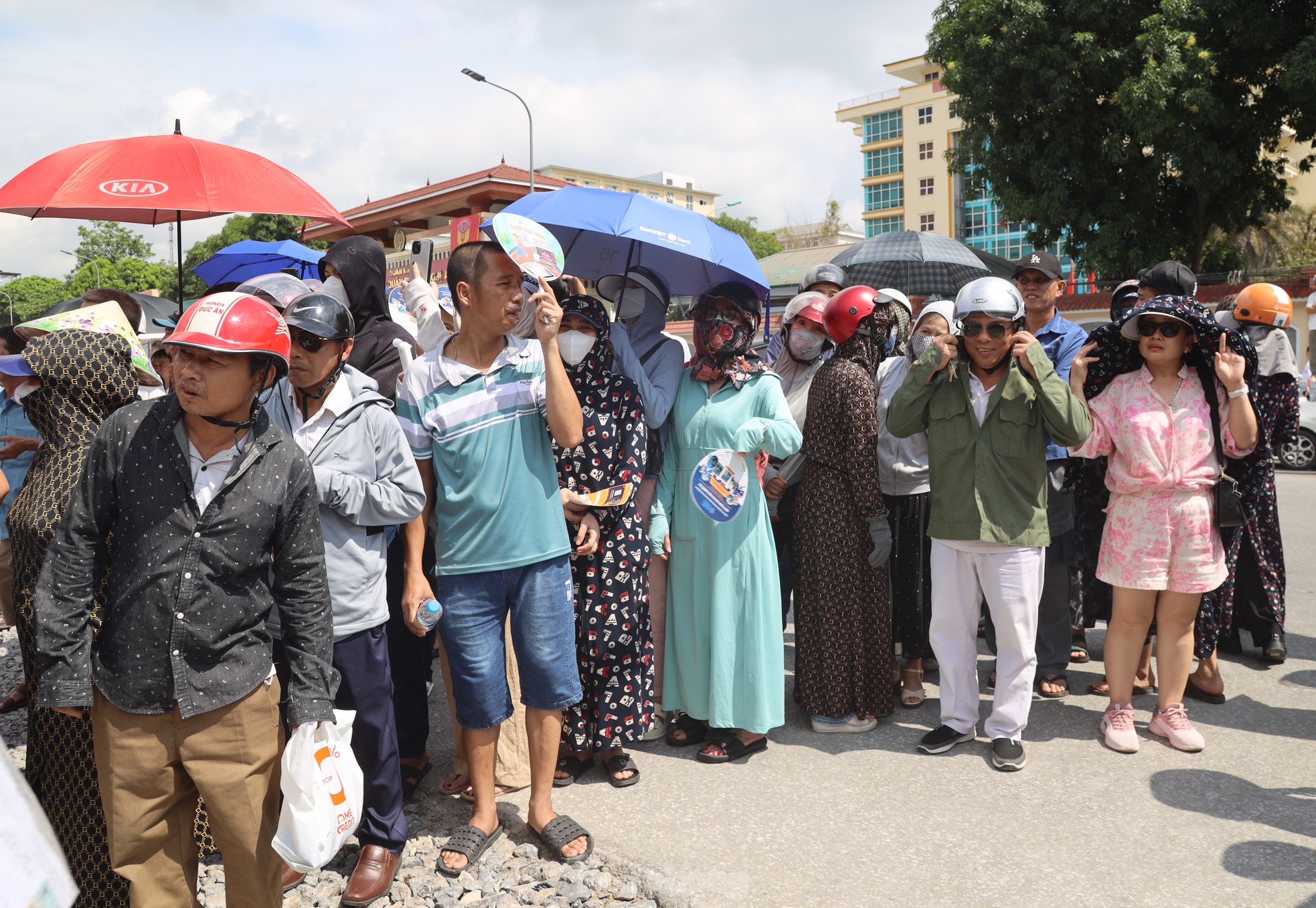 Phụ huynh vượt hơn 100km xuống phố động viên con, cháu thi tốt - Ảnh 12.