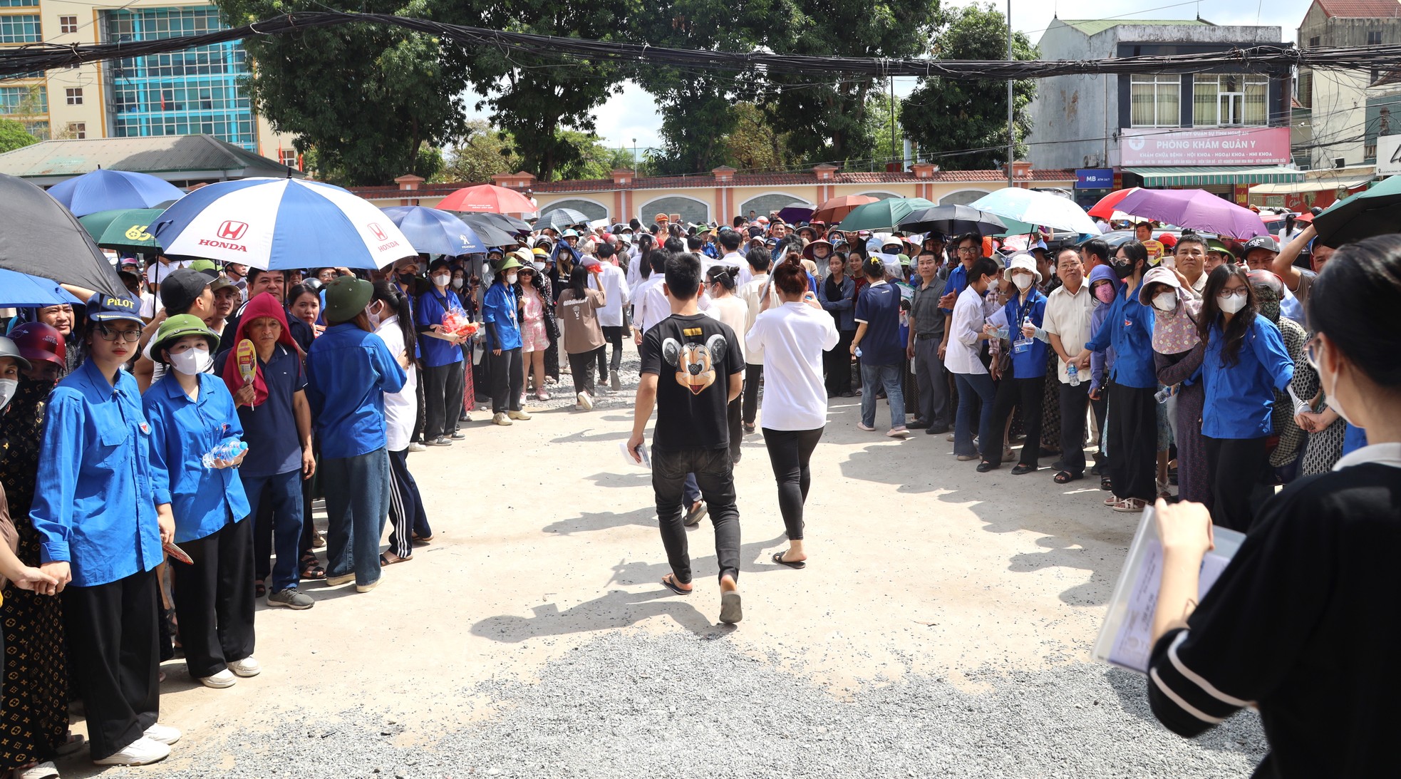 Phụ huynh vượt hơn 100km xuống phố động viên con, cháu thi tốt - Ảnh 8.