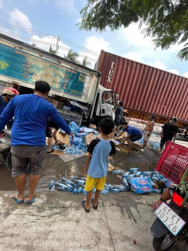 Vừa xảy ra vụ tai nạn liên hoàn nghiêm trọng: Ảnh hiện trường chia sẻ liên tục trên MXH - Ảnh 2.