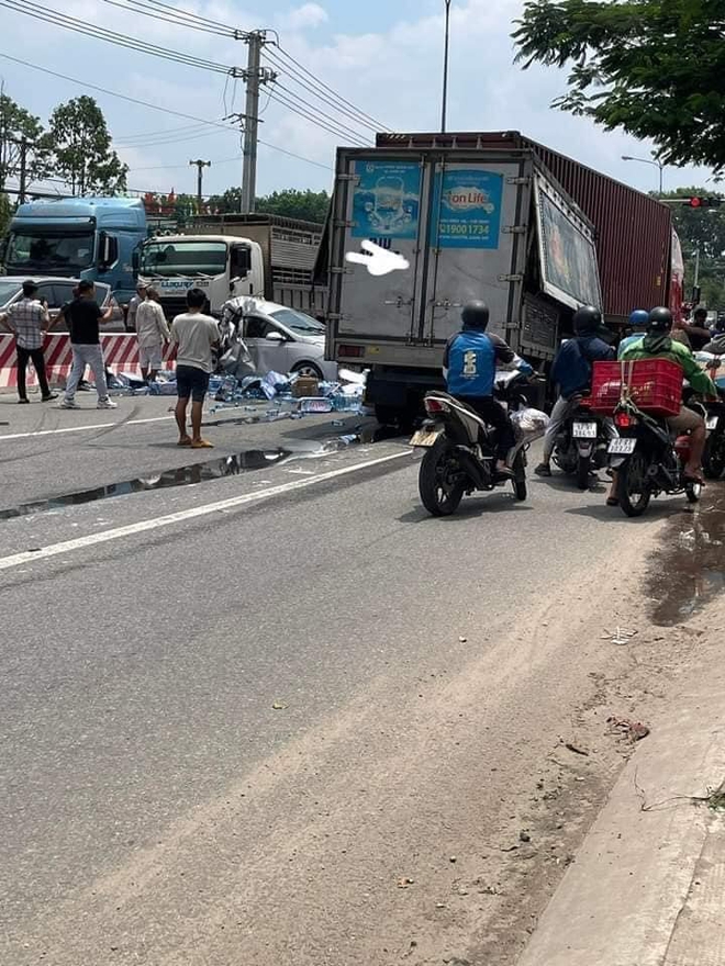 Vừa xảy ra vụ tai nạn liên hoàn nghiêm trọng: Ảnh hiện trường chia sẻ liên tục trên MXH - Ảnh 3.