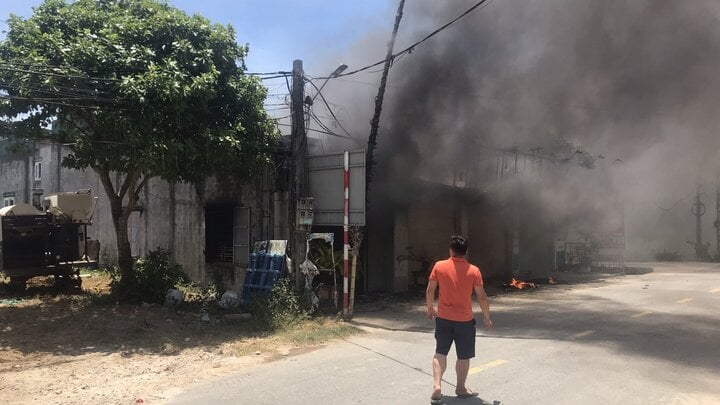 Cửa h&agrave;ng vật liệu gia dụng ở H&agrave; Tĩnh bốc ch&aacute;y ng&ugrave;n ngụt giữa trưa - Ảnh 2.