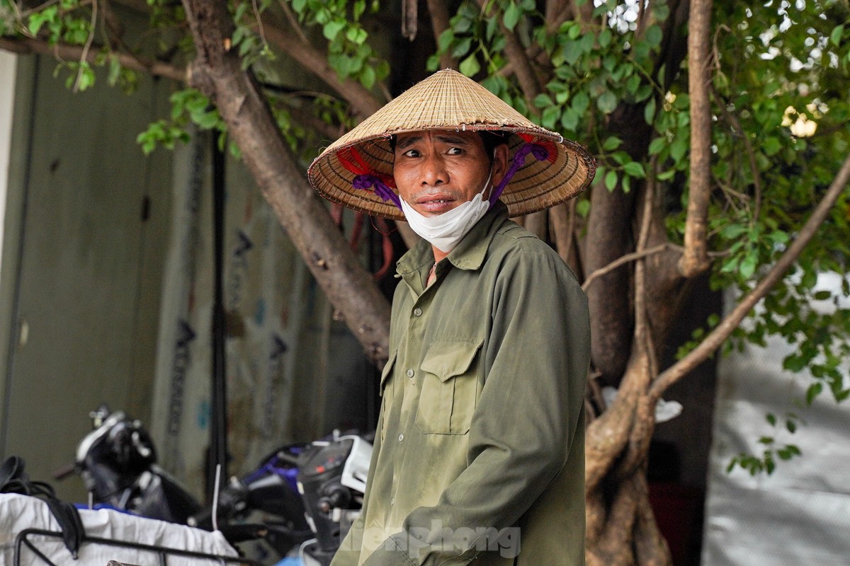 Người lao động vật vã mưu sinh dưới cái nắng như rang, mặt đường hơn 50 độ C ở Hà Nội - Ảnh 9.