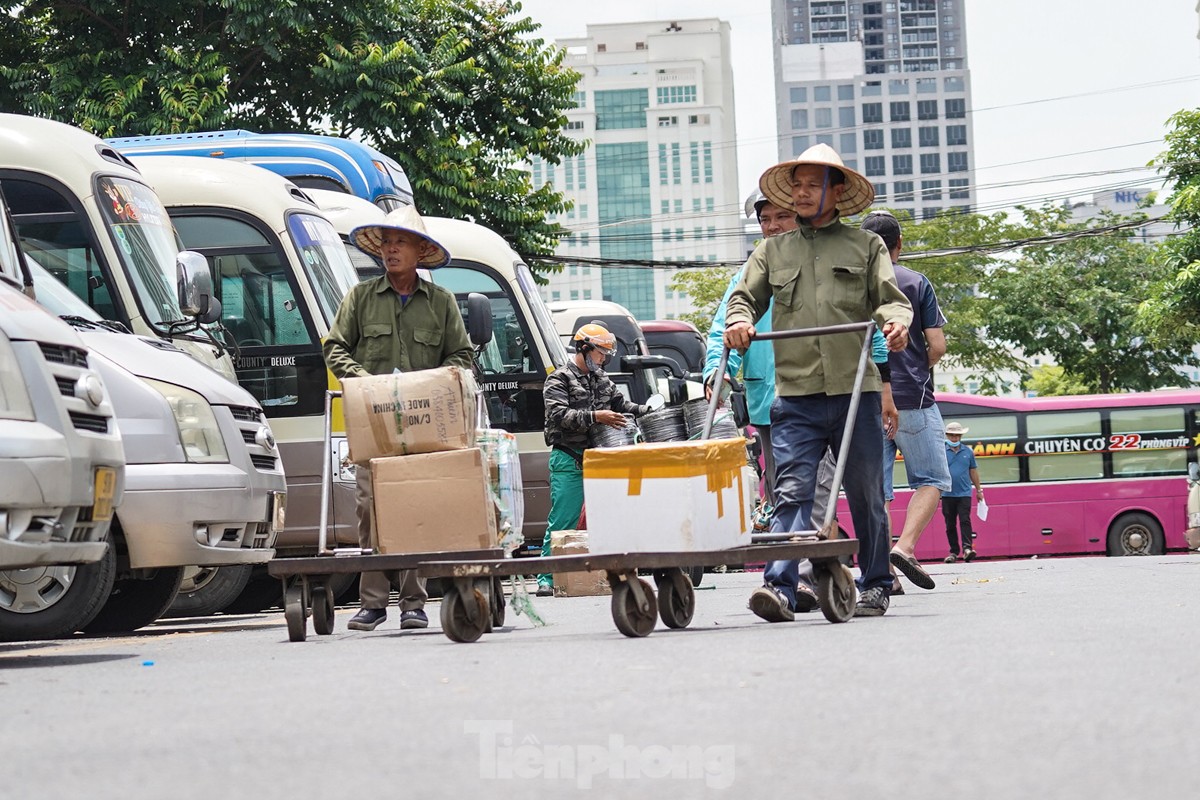 Người lao động vật vã mưu sinh dưới cái nắng như rang, mặt đường hơn 50 độ C ở Hà Nội - Ảnh 8.