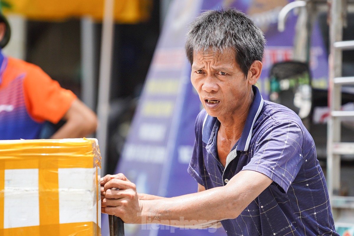 Người lao động vật vã mưu sinh dưới cái nắng như rang, mặt đường hơn 50 độ C ở Hà Nội - Ảnh 7.