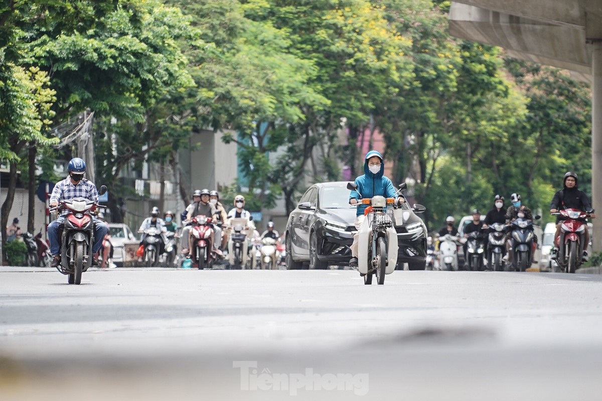 Người lao động vật vã mưu sinh dưới cái nắng như rang, mặt đường hơn 50 độ C ở Hà Nội - Ảnh 2.