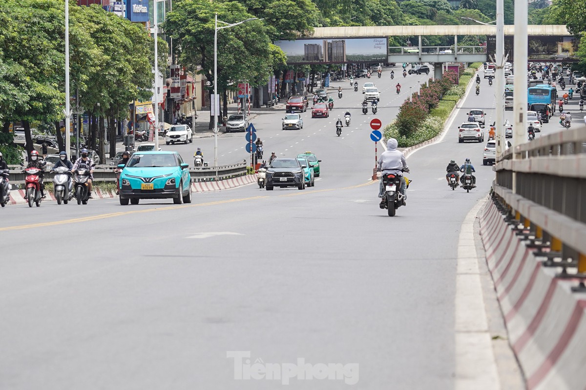 Người lao động vật vã mưu sinh dưới cái nắng như rang, mặt đường hơn 50 độ C ở Hà Nội - Ảnh 17.