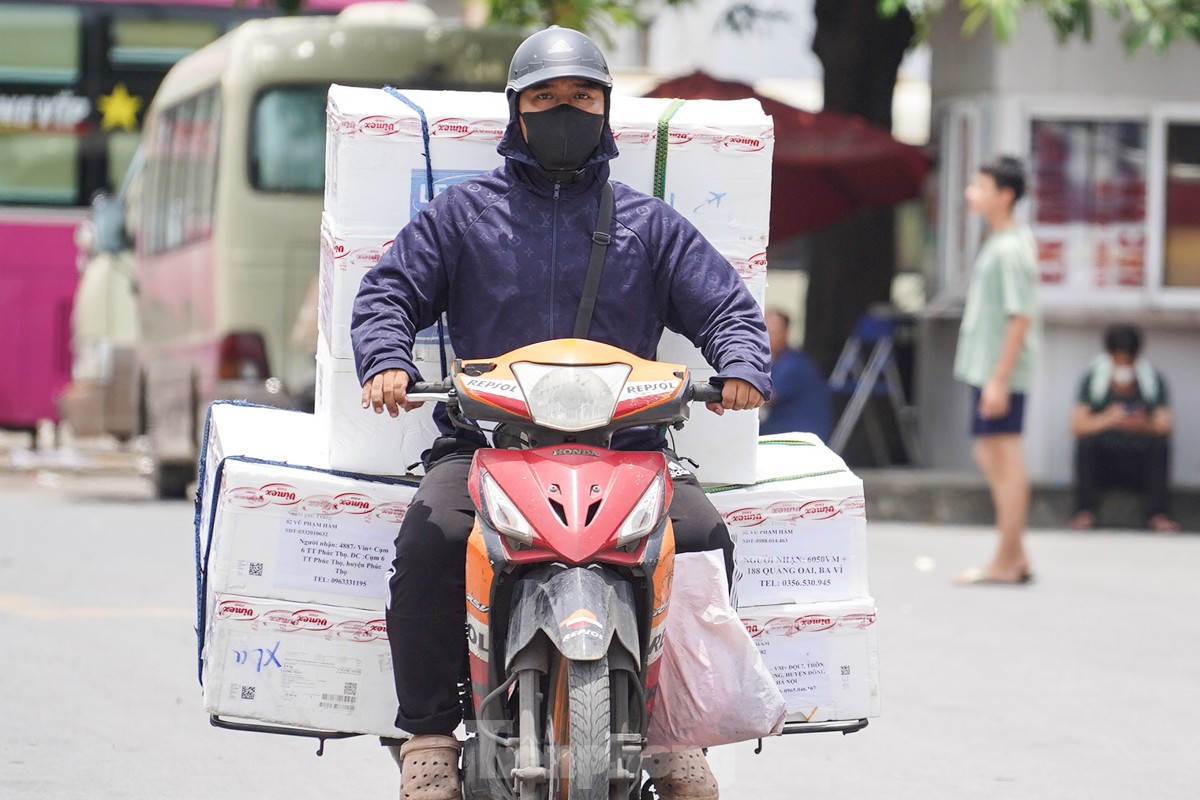 Người lao động vật vã mưu sinh dưới cái nắng như rang, mặt đường hơn 50 độ C ở Hà Nội - Ảnh 12.