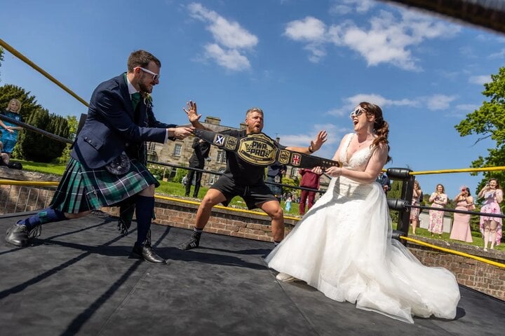 Đám cưới diễn ra cạnh sàn đấu vật, cô dâu chú rể nhảy luôn vào võ đài - Ảnh 1.
