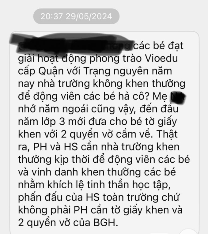 Xôn xao đoạn tin nhắn phụ huynh &quot;phốt&quot; trường nghỉ hè mới trao giấy khen cho học sinh đạt giải cao, còn yêu cầu đến thư viện lấy - Ảnh 1.