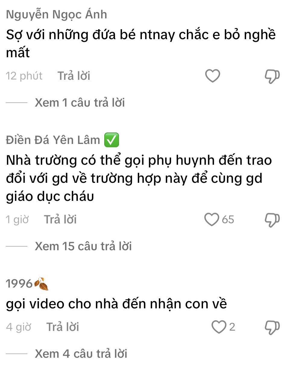 Sơ hở là đòi kiện cô, phụ huynh nào thấy cảnh này: Bé gái khóc 2 tiếng, cô bế thì gào thét, lăn lộn- Ảnh 4.