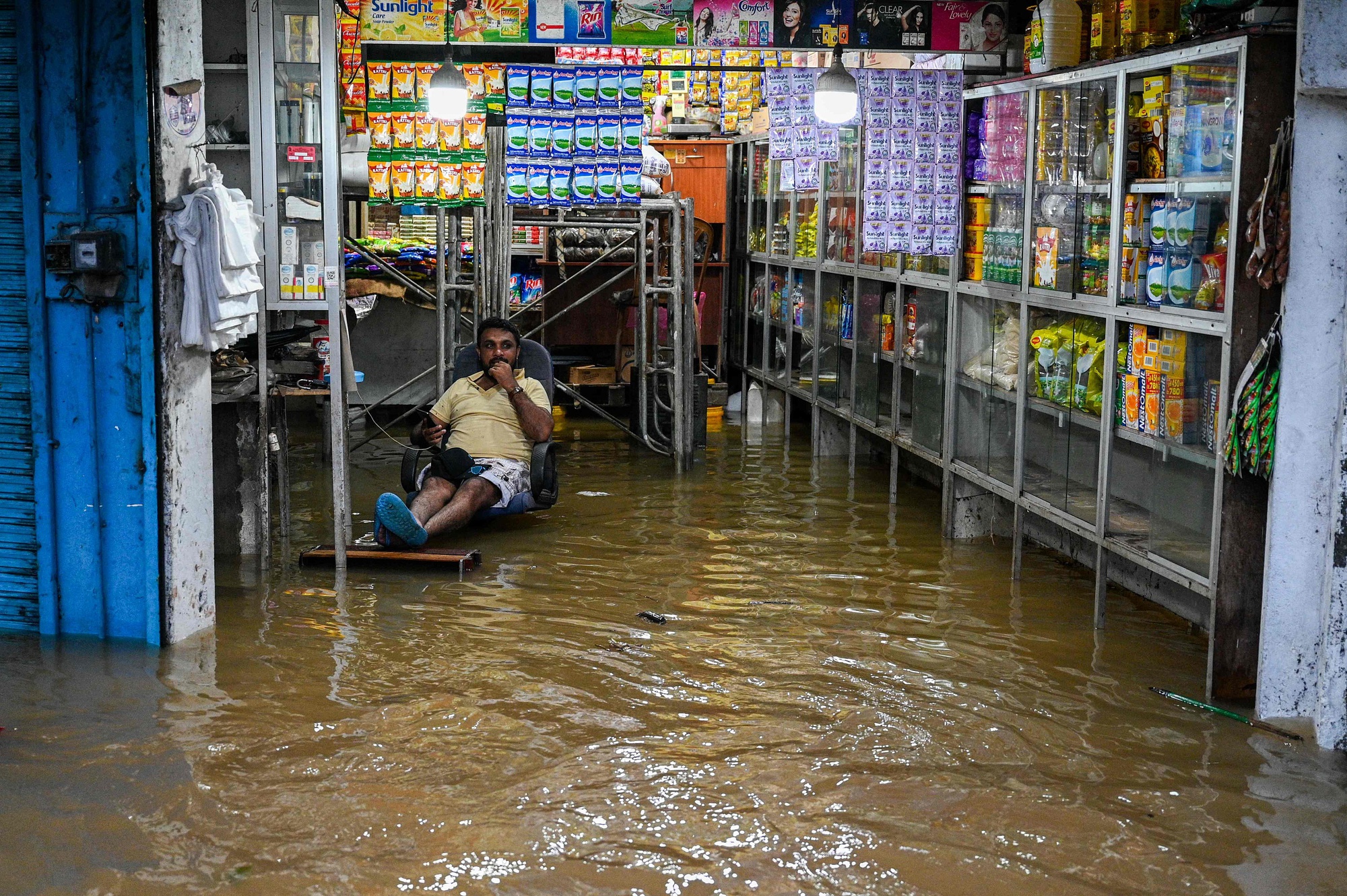 Thế giới chao đảo bởi thiên tai: Nắng nóng giết chết gần 100 người Ấn Độ trong 24h, ngập lụt khiến Sri Lanka khốn cùng - Ảnh 12.