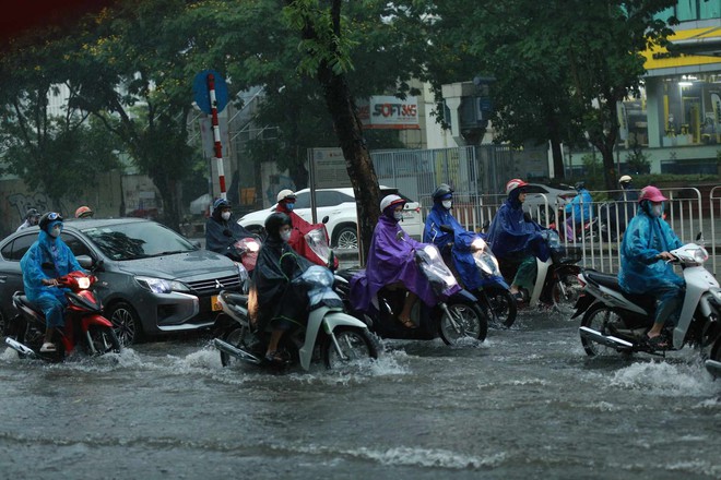 Ngay lúc này tại Hà Nội: Nhiều tuyến đường đã ngập rất nặng, xe chết máy la liệt - Ảnh 15.