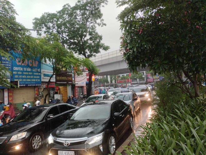 Ngay lúc này tại Hà Nội: Nhiều tuyến đường đã ngập rất nặng, xe chết máy la liệt - Ảnh 8.