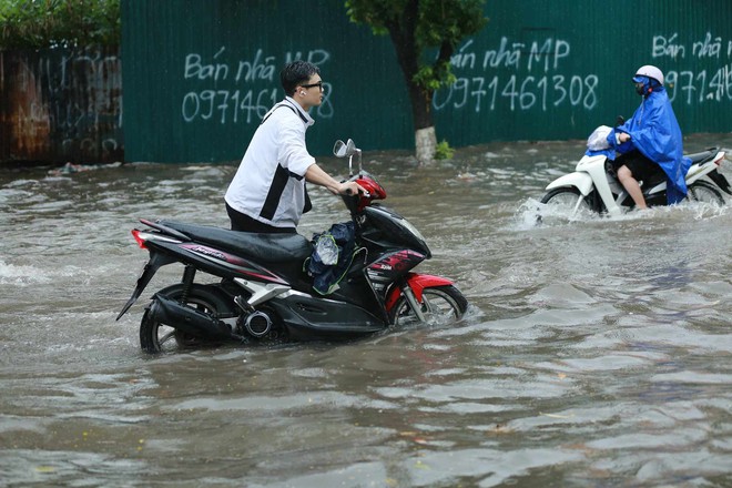 Ngay lúc này tại Hà Nội: Nhiều tuyến đường đã ngập rất nặng, xe chết máy la liệt - Ảnh 18.