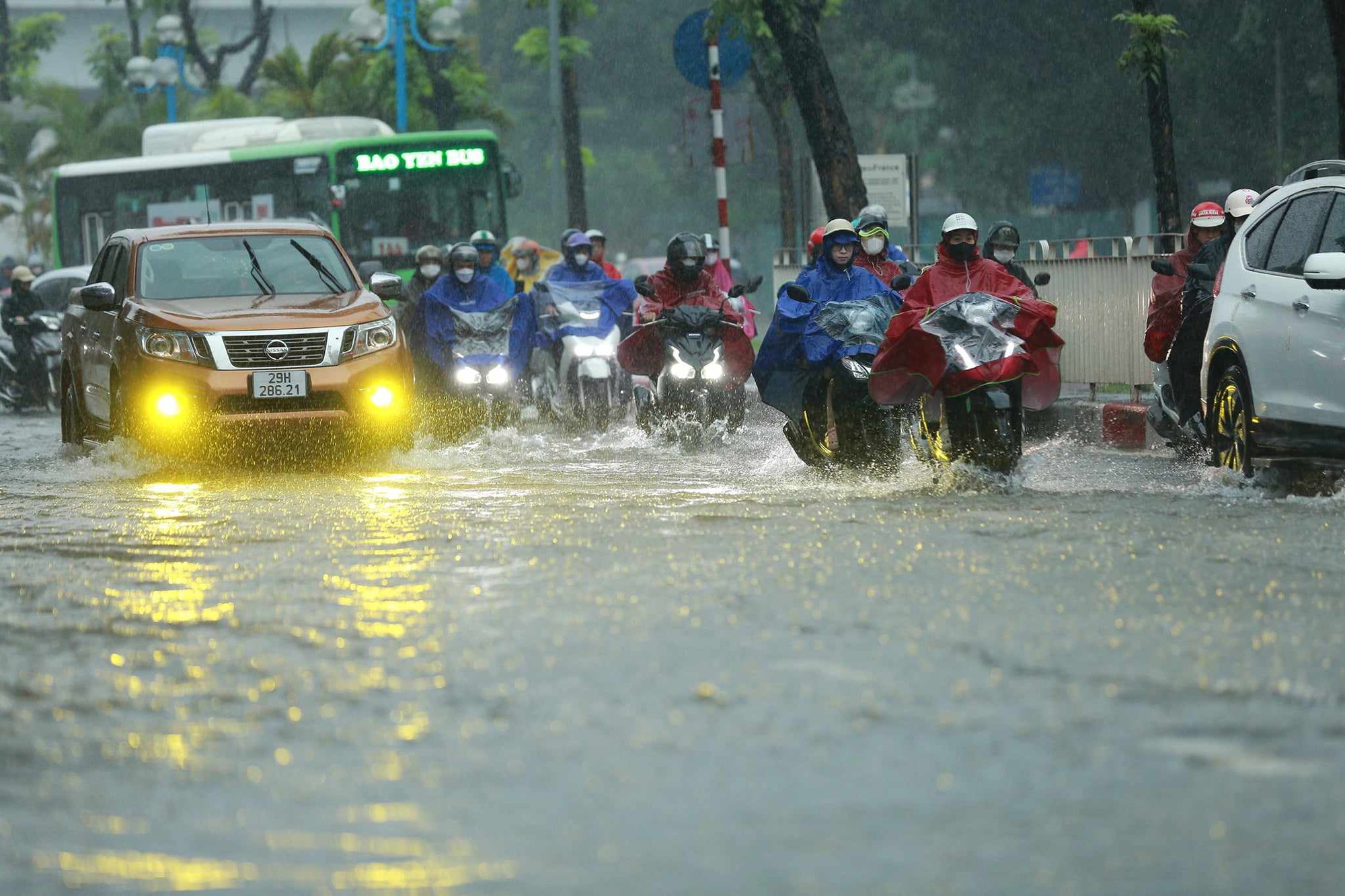 Ngay lúc này tại Hà Nội: Nhiều tuyến đường đã ngập rất nặng, xe chết máy la liệt - Ảnh 8.