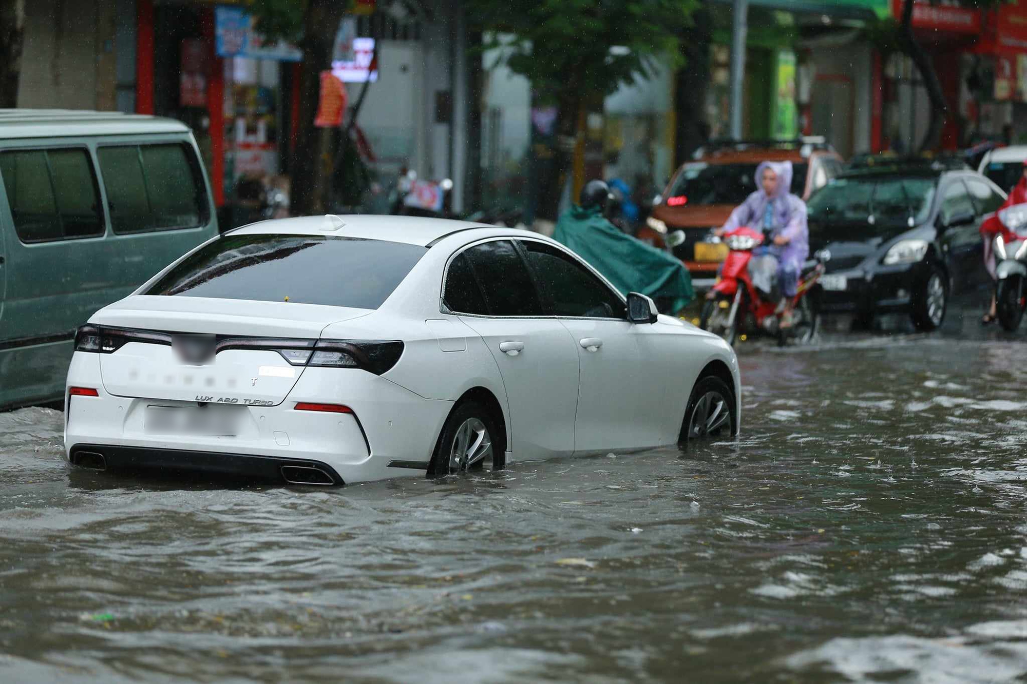 Ngay lúc này tại Hà Nội: Nhiều tuyến đường đã ngập rất nặng, xe chết máy la liệt - Ảnh 12.